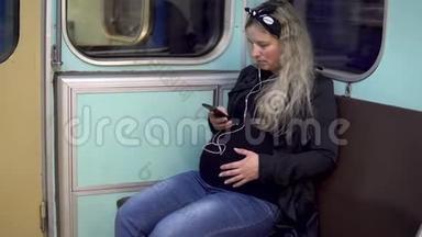 一位孕妇正在地铁<strong>列车</strong>上用耳机听音乐。 旧地铁<strong>列车</strong>