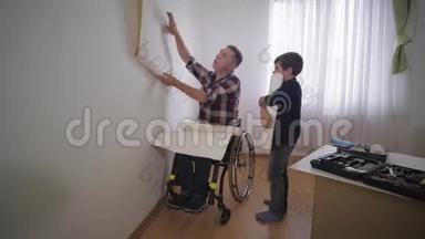 公寓维修，爱心老人残疾人轮椅残疾人与爱子选择房间壁纸，关系