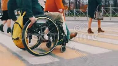 坐轮椅的残疾人和另外一群人一起过马路