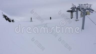 冬<strong>季度</strong>假胜地雪坡上的徒步旅行者从高空飞行无人驾驶飞机俯瞰群山