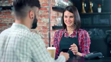 <strong>微</strong>笑的女咖啡师在阁楼咖啡厅为男顾客制作<strong>清新</strong>的咖啡纸杯