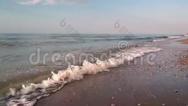 滩，泡沫海洋，海浪洗沙.. 海浪冲击沙滩..