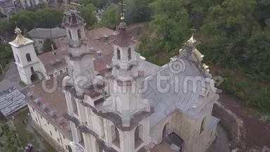 无人驾驶飞机飞越布查的瓦西林修道院