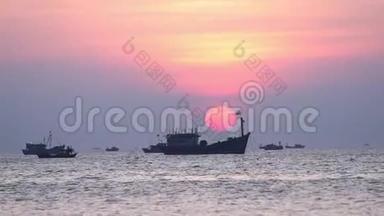 黎明时分，渔船<strong>出海</strong>捕鱼时的海洋景观