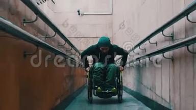 坐轮椅的残疾人在<strong>长长</strong>的特殊坡道上站起来，有时靠在栏杆上