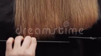 <strong>美发店</strong>女孩理发。 合上4K慢动作.. 把头发的长度