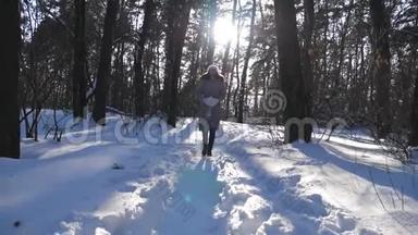 快乐的女人穿着冬天的衣服在雪地上<strong>奔跑</strong>，扔着一把雪。 有魅力的女孩享受<strong>自由</strong>
