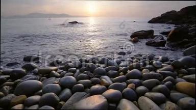美丽的日出，岩石，像鸡蛋海滩
