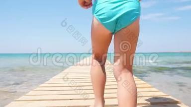 快乐的小男孩跑进大海，享受暑假。 清澈的<strong>蓝色</strong>水，金色的沙滩。