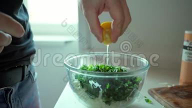 用切好的卷心菜和绿菜做<strong>素菜</strong>色拉，把柠檬汁挤在玻璃碗里