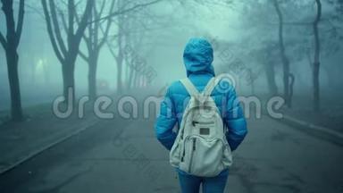 穿着蓝色<strong>羽绒服</strong>和小城市背包行走的年轻运动女子的后景