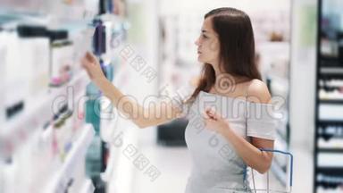 化妆品店里的女人选择淋浴凝胶，阅读标签，嗅它，慢动作