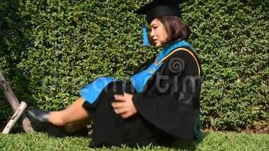 泰国女学生穿硕士学位毕业礼服，摆姿势和肖像