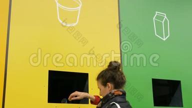 女孩把垃圾分类成容器-把塑料放进单独的黄色盒子里