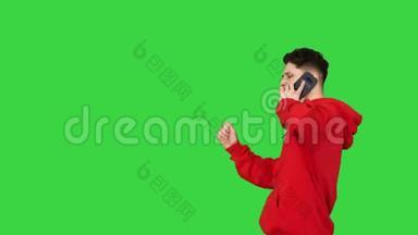 随意的嘻哈男人在电话<strong>上走来走去</strong>，在绿色屏幕<strong>上</strong>跳舞，Chroma键。