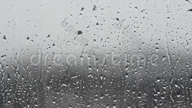 雨天，雨<strong>滴滴</strong>在窗户玻璃上