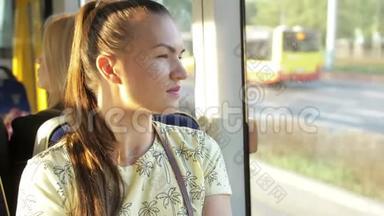 从火车窗口望出去的年轻女子。 女孩想着在火车窗口附近坐着什么