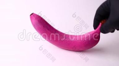 白色背景上分离的粉红色香蕉。 演播室拍摄，全高清..