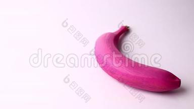 粉红色香蕉和粉红色苹果分离在白色背景上。 演播室拍摄，全高清..