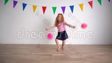 有<strong>创意</strong>的小女孩假装<strong>啦啦</strong>队员拿着粉红色的柚子纸球