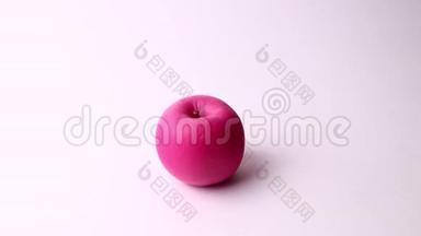 <strong>白色背</strong>景上分离出有趣的粉红色苹果。 全高清镜头。