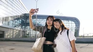 活泼可爱的亚洲女伴在机场背景上自拍的慢动作