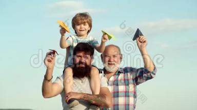 父子和祖父一起玩-家庭时光。 三个男人一代。 儿童飞行员玩具<strong>喷气背包</strong>对抗天空