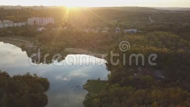 回声公园湖上空的空中镜头。 秋天的城市公园。 摩尔多瓦共和国首都基希涅夫。