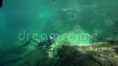自由潜水员在水下用<strong>防水手机</strong>拍照