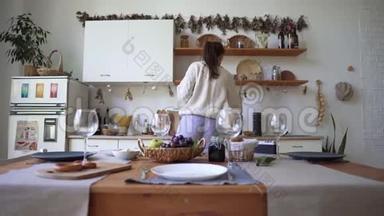 一个年轻的女人正在准备晚餐，站在厨房里。 <strong>北欧风</strong>格的阁楼公寓，采用