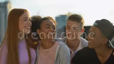 快乐的多种族青年群体享受友谊团结，享受乐趣