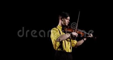 男职业小提琴手在黑色背景下演奏ALT或小提琴，正面观看。