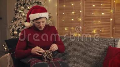 在<strong>客厅</strong>的圣诞树旁，戴着圣诞帽、坐在沙发上的年轻帅哥在<strong>客厅</strong>里鞠躬