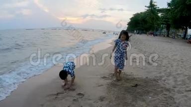 孩子们玩得很<strong>开心</strong>，在海滩度假和暑假旅行中玩沙子和大海。 家庭<strong>假期</strong>概念