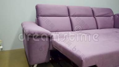 折叠式紫色沙发，在舒适的客厅舒适的客厅内部