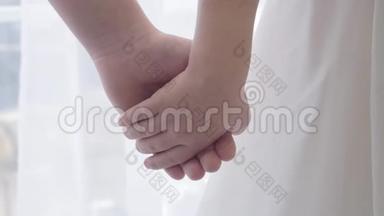 小白种人儿童的特写`双手相握。 团结，初恋，粘合，团结。