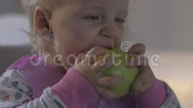 小女孩和苹果一起吃零食