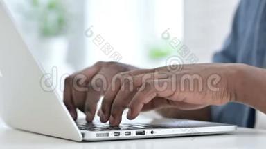 关闭年轻的非洲男子手按键盘打字