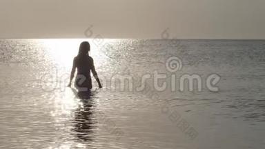 穿着比基尼的女人站在阳光下的马路中间海水中温柔的波浪摇曳着，闪耀着光芒