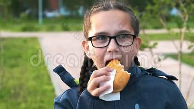 一个戴眼镜的女学生吃汉堡包的肖像。