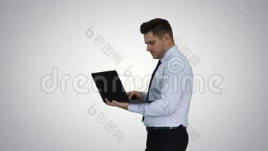正式男人走路和使用笔记本电脑的梯度背景。