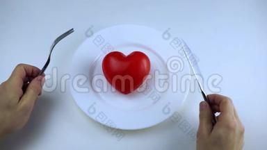 饮食和健康生活方式的概念.. 桌上摆着一根黄瓜，上面有一把叉子和一把刀