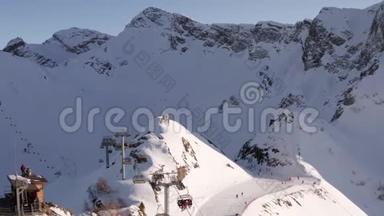 滑雪电梯与滑雪者一起在雪山度假胜地的鸟瞰。 冬季滑雪雪坡滑雪电梯的运送人员