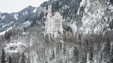 德国德茨兰巴伐利亚皇家城堡Neuschwanstein的空中视频。 著名的巴伐利亚地区在冬天的标志，
