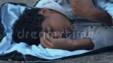 冻死躺在街头睡袋里的非裔美国人<strong>难民</strong>，绝望