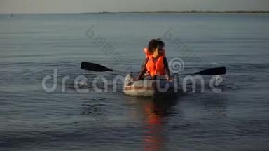两名身穿救生衣的妇女划船，洪水幸存者寻求帮助上岸