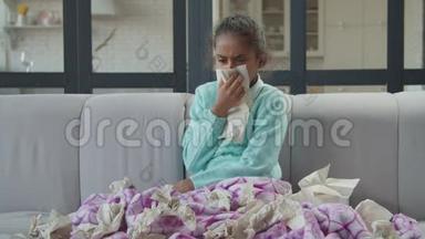 生病的女孩在家里用纸巾吹鼻子