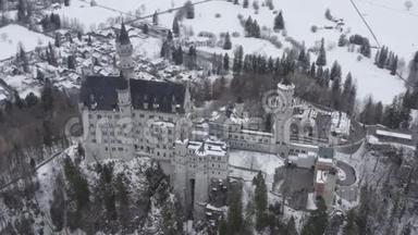 德国德茨兰巴伐利亚皇家城堡Neuschwanstein的空中视频。 著名的巴伐利亚地区在冬天的标志，