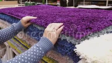 女人在DIY商场的五<strong>金店</strong>里选择纺织地毯
