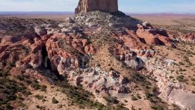 <strong>美国西部</strong>沙漠中红色米黄色岩石的高岩石块
